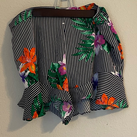 Like New Stripe Floral Ruffle Shorts - Picture 2 of 5